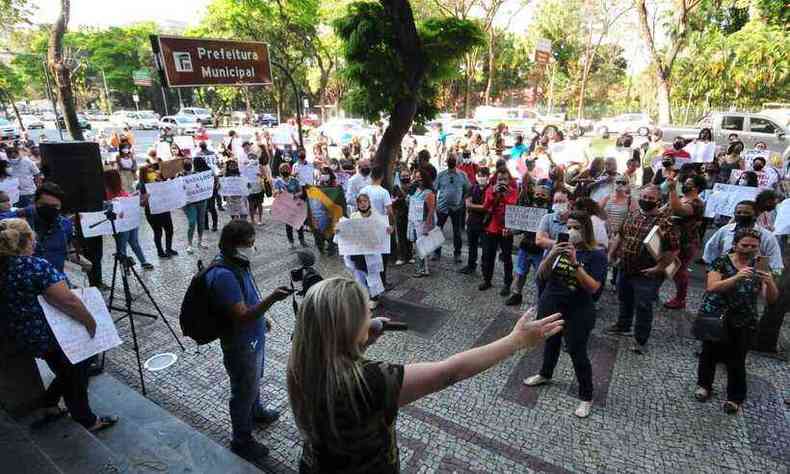 Expositores da Feira Hippie fazem manifestao na porta da Prefeitura de Belo Horizonte, pedindo retomada total(foto: Gladyston Rodrigues/EM/D.A. Press)