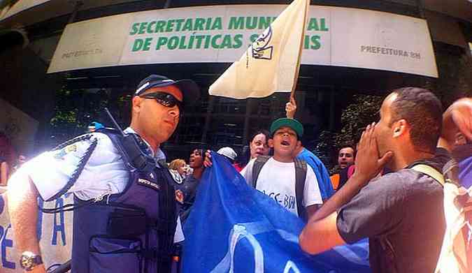 Guardas Municipais acompanharam o protesto que ocorreu de forma pacfica(foto: Leandro Couri/EM/D.A.Press)