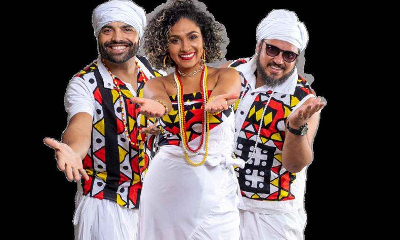 Trio de cantores do bloco Baianas Ozadas sorri para a cmera