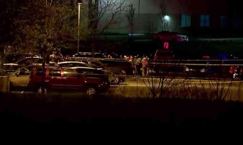 Movimentao de policiais prximo ao galpo da FedEx que foi alvo dos disparos(foto: AFPTV / CBS / AFP )