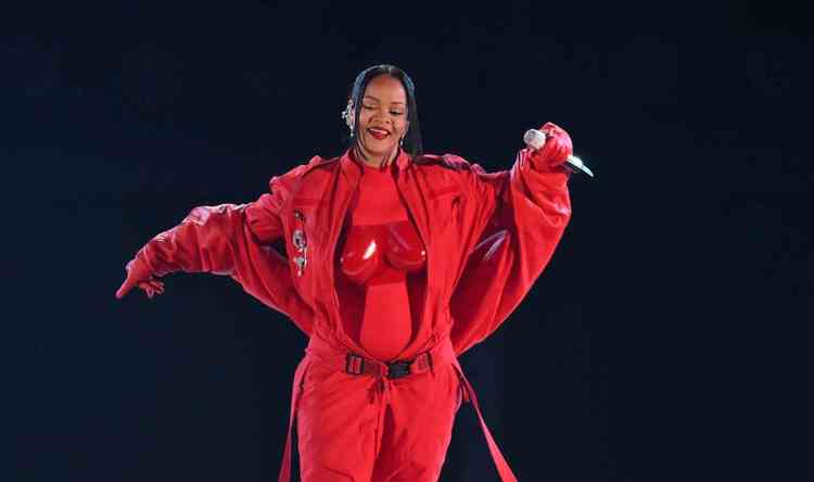 Foto de Rihanna em vermelho apontando para o estdio 