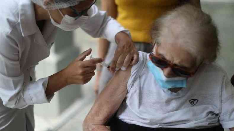 Vacina de Oxford  segura e gera boa resposta imune em idosos, mas eficcia especfica ainda  pesquisada(foto: Reuters)