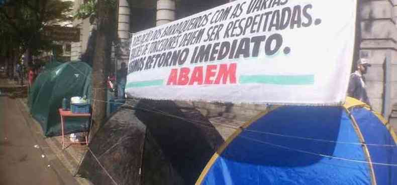 Barraqueiros fizeram uma manifestao em frente a prefeitura de Belo Horizonte(foto: Leandro Couri/EM/D.A.Press)