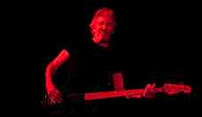 Roger Waters ofende pblico em show de Londres depois de ler livro em vez de cantar