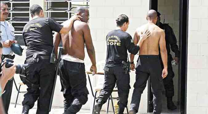 Detentos so transferidos, depois de terem sua exigncia atendida (foto: Jorge Henrique/Futura Press/Estado Contedo)