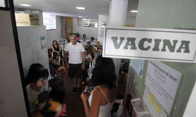 Centro de Sade Carlos Chagas, no Bairro Santa Efignia, foi um dos locais com grande procura de pessoas por uma dose contra a febre amarela (foto: Leandro Couri/EM/DA Press)