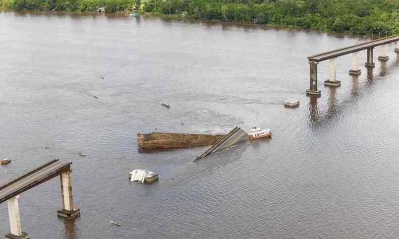 Parte de uma ponte do complexo Ala Viria, que liga regies do Par, caiu na madrugada desse sbado no Rio Moju(foto: Fernando Arajo / Agncia Par)