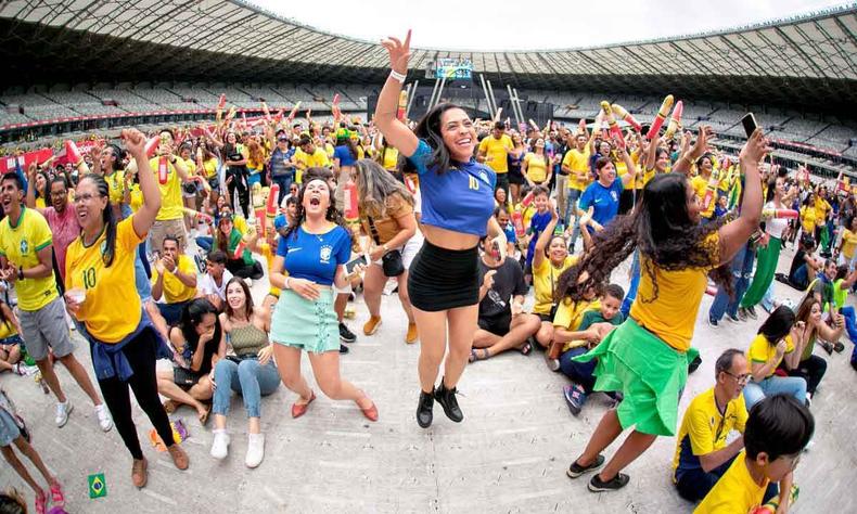 Torcedores celebram no mineirão a vitória do brasil sobre a coreia no sul na copa do mundo do catar 