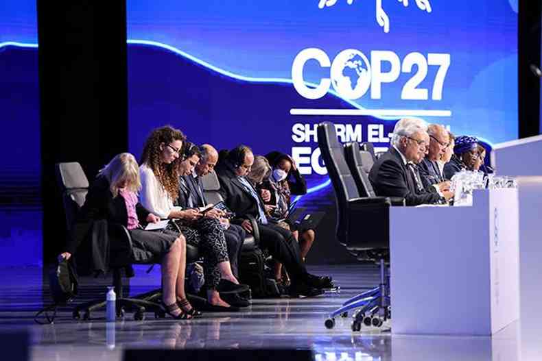 O ministro das Relaes Exteriores do Egito, Sameh Shukri, lidera a sesso de encerramento da conferncia do clima COP27