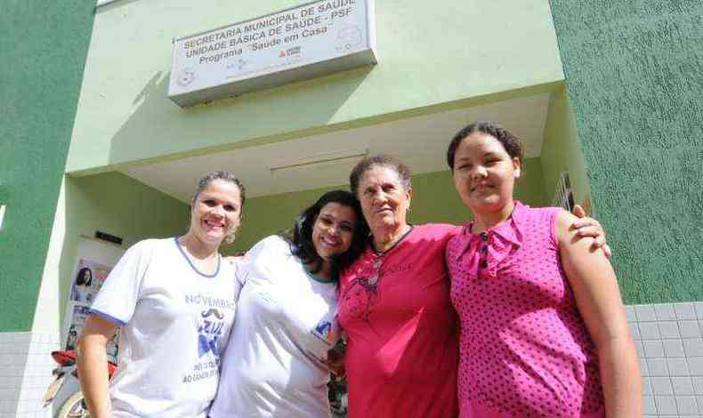 Dona Luzia com Tatiany (E), Daniela e Luana (D): trs representantes de um incontvel time de afilhados(foto: Gladyston Rodrigues/EM/D.A.Press)