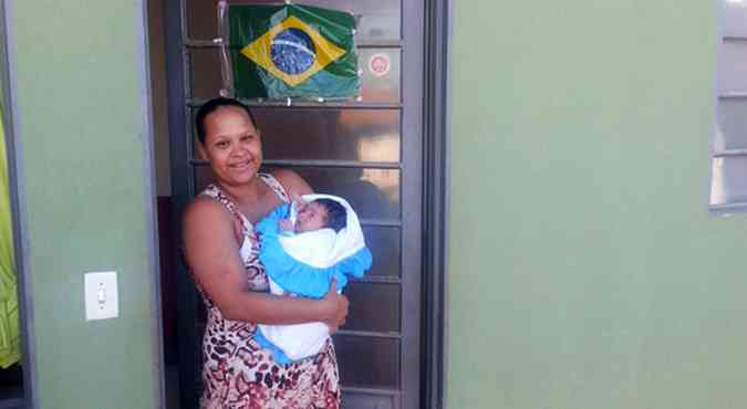 Dayane Oliveira com David Luiz, que nasceu no dia da abertura da Copa(foto: Danilo Evangelista/Esp.EM )