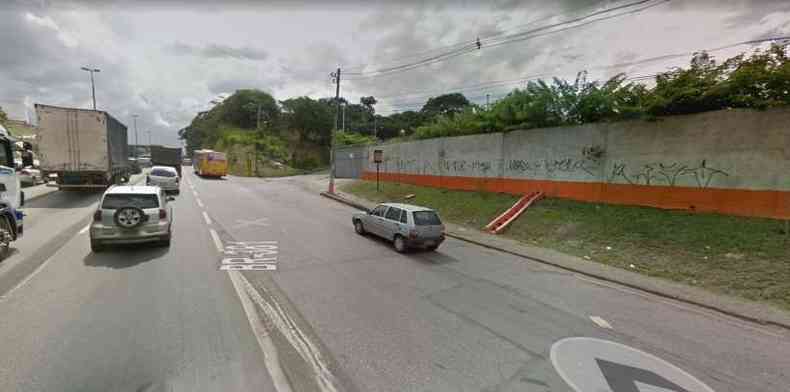 Veículo saiu da pista próximo a Betim, na Grande BH(foto: Reprodução/Google Street View)