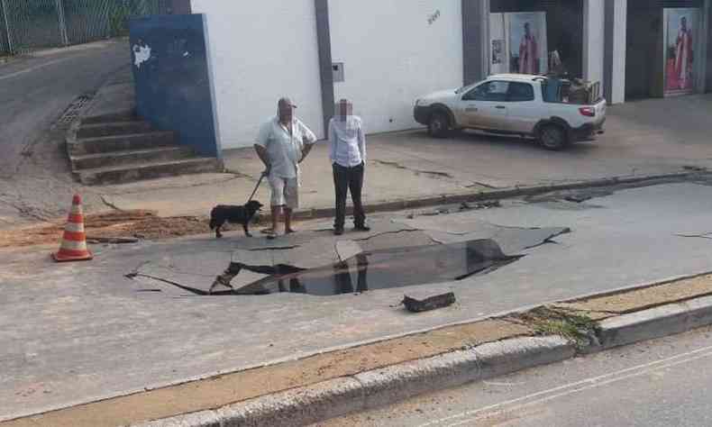 Conforme a Copasa, problema na Rua Padre Pedro Pinto foi resolvido na tarde desta segunda(foto: Cristiane Silva/EM/D.A Press)