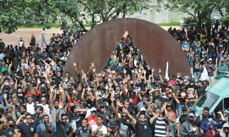 Foto com manifestantes em frente  Assembleia de Minas