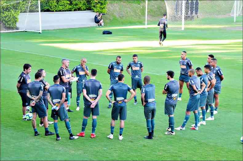 O tcnico interino Rodrigo Santana conversa com os jogadores s vsperas da estreia no Brasileiro(foto: Gladyston Rodrigues/EM/D.A Press)