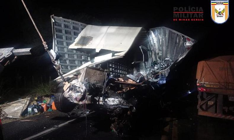 A cabine do caminho foi totalmente destruda com o choque