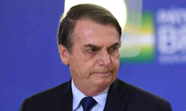 Bolsonaro olha com cara feia