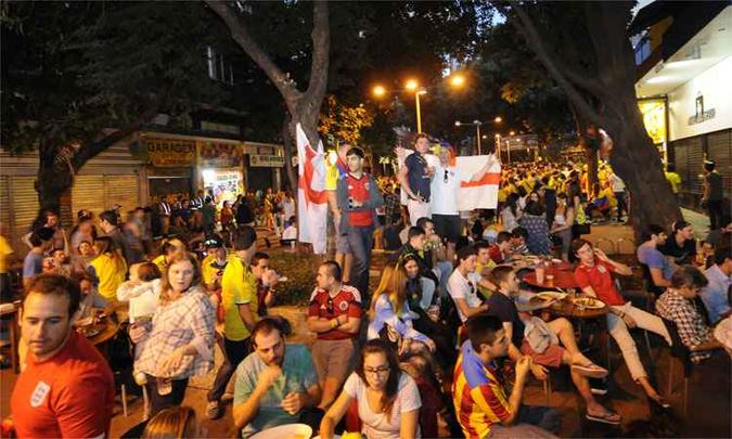 Torcedores do Brasil e de vários países ocupavam a Savassi para acompanhar os jogos do torneio em 2014(foto: Jair Amaral/EM/D.A.Press) Torcedores do Brasil e de vários países ocupavam a Savassi para acompanhar os jogos do torneio em 2014(foto: Jair Amaral/EM/D.A.Press)