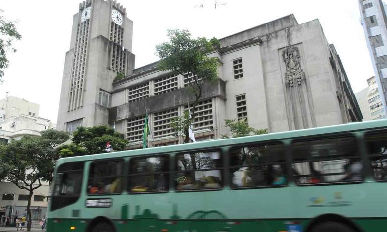 Fachada da PBH com nibus passando pela Avenida Afonso Pena