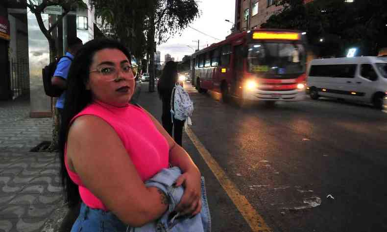 Ana Carolina, 26 anos, espera ônibus em um ponto do Bairro Barro Preto, em Belo Horizonte
