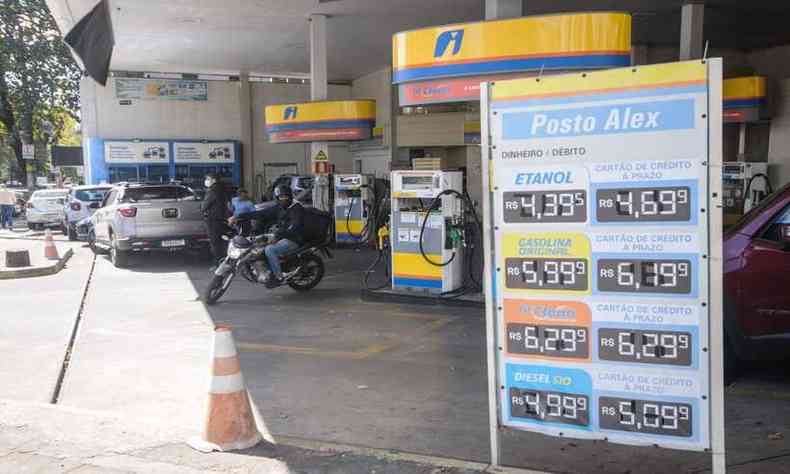 Posto de combustível no Bairro Funcionários, Região Centro-Sul de BH, vendendo a gasolina comum por R$ 5,99(foto: Leandro Couri/EM/D.A Press)