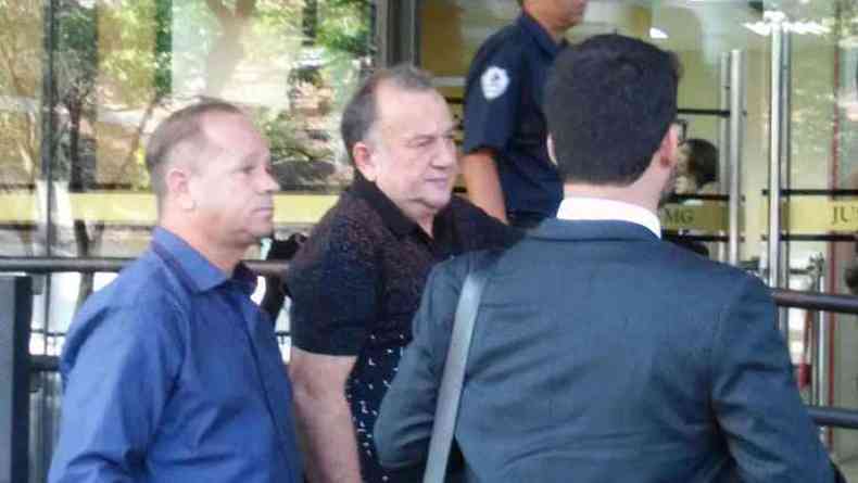 Norberto Mnica (de blusa preta) chega para o julgamento da Chacina de Una, ele  acusado de ser o mandante do crime(foto: Paulo Filgueiras/EM/D.A Press)