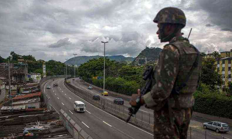 Soldado do Exrcito brasileiro fica de guarda sobre a Linha Amarela, no Rio (foto: MAURO PIMENTEL)