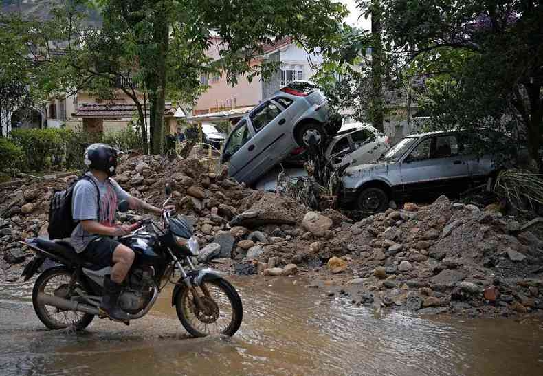 Carros arrastados pela tragdia