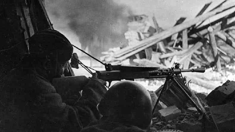 Longo cerco nazista de Stalingrado foi uma das batalhas mais sangrentas de toda a guerra. Na foto, atiradores soviticos em posio defensiva.(foto: Getty Images)