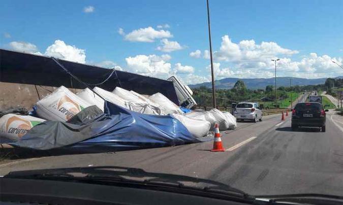 Depois de liberada a pista, tráfego continuou confuso com o tombamento de uma carreta(foto: Sidney Lopes/EM/DA Press) Depois de liberada a pista, tráfego continuou confuso com o tombamento de uma carreta(foto: Sidney Lopes/EM/DA Press)