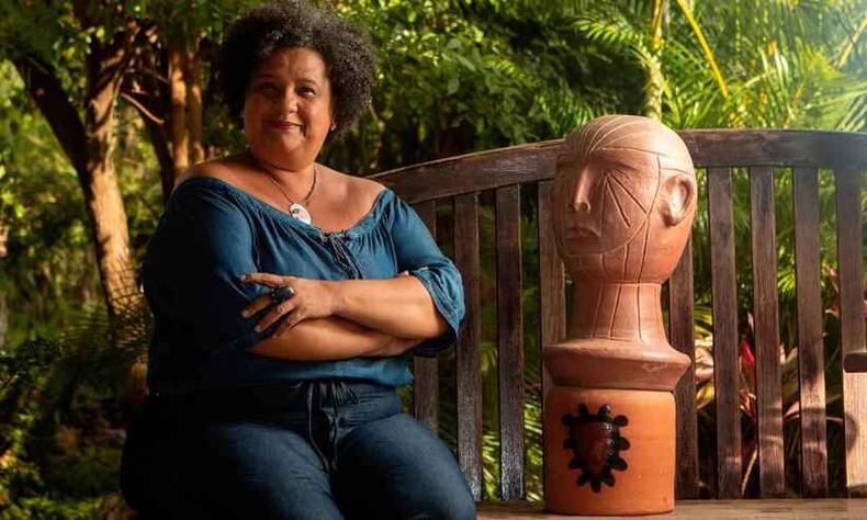 Regina Godoy diz que levará 'um pouco de Minas' para as exposições que fará pelo Brasil (foto: Cris Dias/Divulgação) Regina Godoy sorri e olha para a câmera