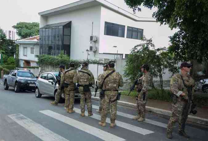 Polcias federais em frente ao Instituto Lula(foto: Renato Mendes/ Sigma Press/ Estado Contedo)