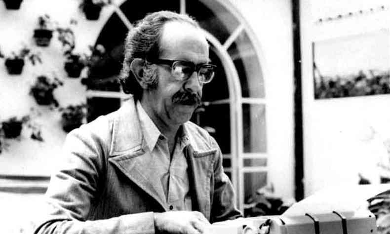 O escritor em Petrpolis, em 1978, ano de lanamento do volume de novelas 'Armas e coraes'(foto: acervo pessoal)
