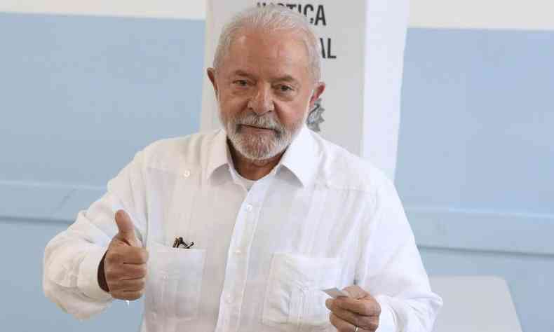 Lula, de branco, depois de votar