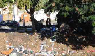 Lixo toma conta do gramado ao lado da pista de cooper(foto: Paulo Filgueiras/EM/D.A PRESS)