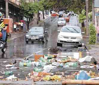 Vergonha - Lixo acumulado em bueiro na Rua Ituiutaba, no Bairro Prado, virou rotina em BH(foto: ramon lisboa/EM/D. A PRESS)