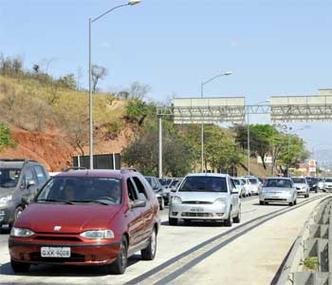 Motoristas precisaram de muita paci�ncia para enfrentar o extenso congestionamento(foto: Maria Tereza Correia/EM/D.A Press)