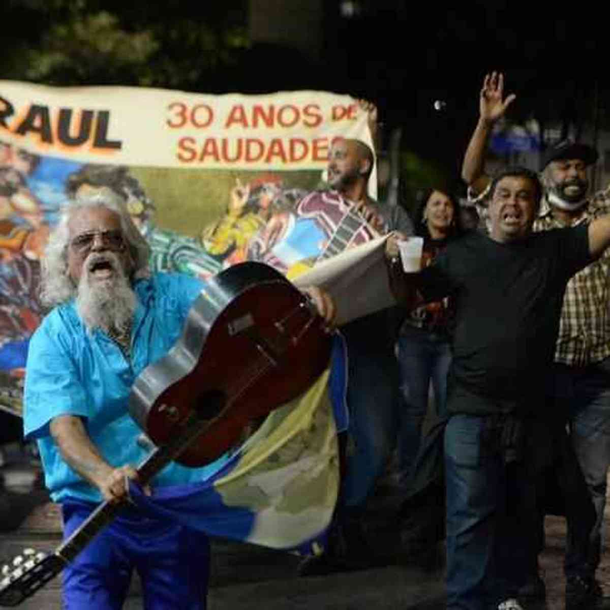 Araucarienses que integram fã clube de Raul Seixas participam da passeata  Raulseixista em São Paulo - O Popular do Paraná