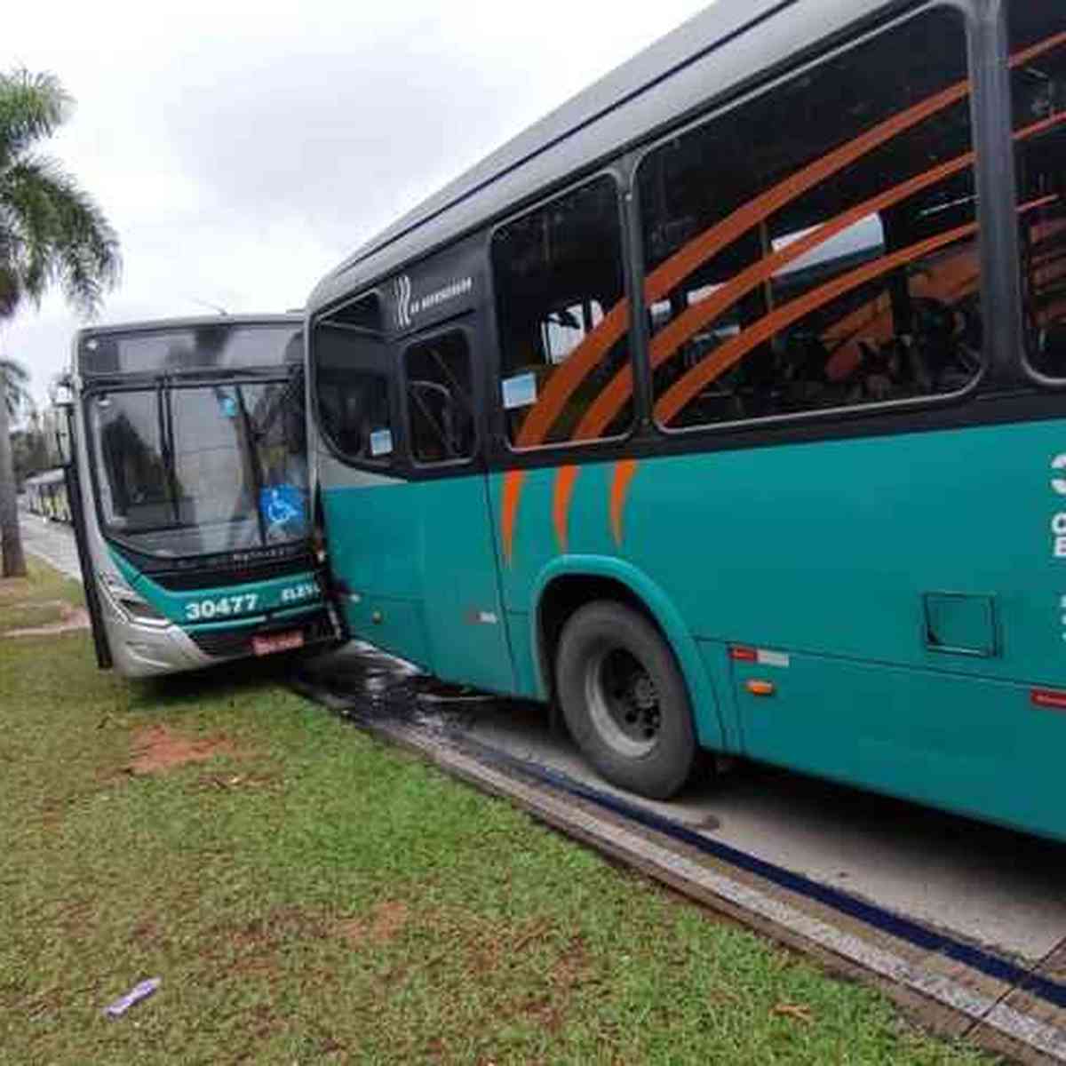 Micro-ônibus que transportava crianças para a escola sai da pista