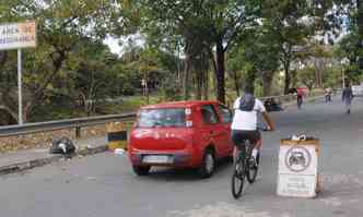 Carros colocam pedestres e ciclistas em risco na pista da Andradas(foto: Beto Novaes/EM/D.A PRESS)