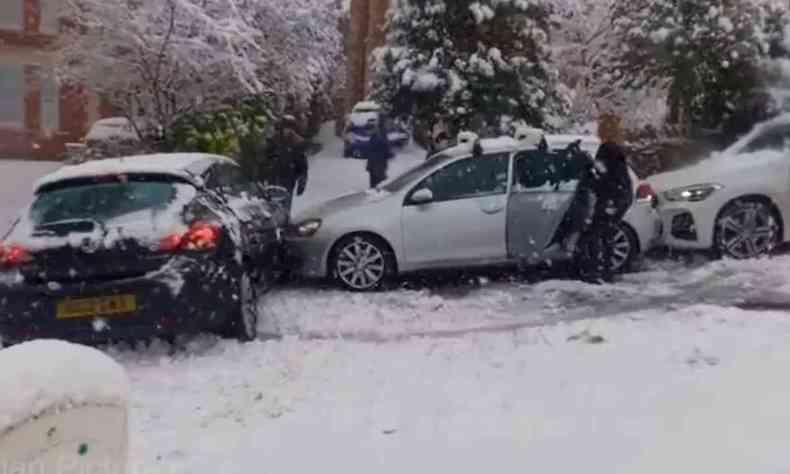 Carros em acidente devido a neve na pista