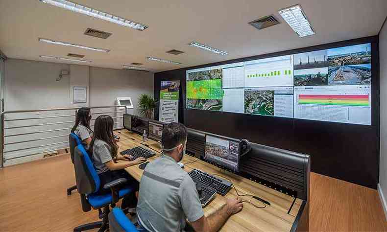 A Central de Monitoramento Ambiental acompanha as emisses atmosfricas advindas do processo produtivo da Usiminas(foto: Elvira Nascimento/Divulgao/Usiminas)