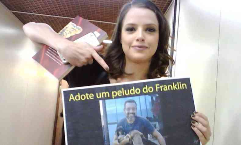 A atriz gatha Moreira, que fez a personagem Camila em Haja Corao, segura o cartaz da campanha(foto: Divulgao/Franklin Oliveira)