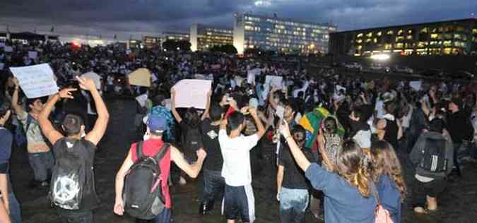 Manifestantes chegam ao Congresso e um grupo invade o espelho d'gua(foto: Breno Fortes/CB/D.A Press)