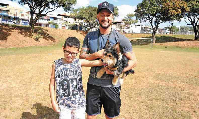 o professor de educao fsica Avner Raynner Gomes de Paula passeia no parque com seu co Tunico e o sobrinho Davi Lucas Rodrigues