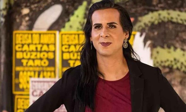Duda � uma mulher trans branca, de cabelos pretos compridos