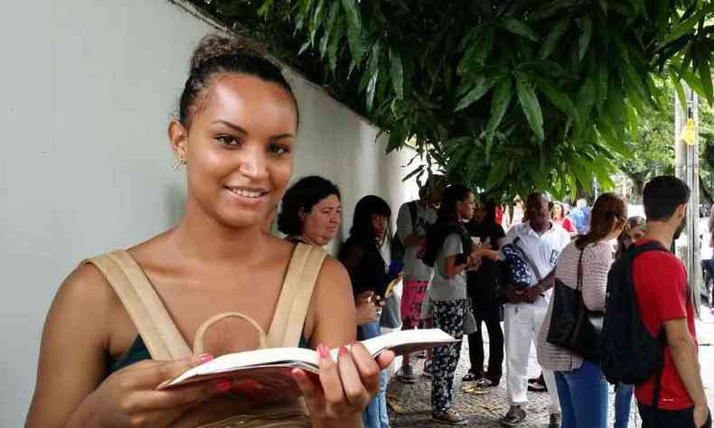 Ldia Maria da Silva, de 22 anos, l um livro para tentar se acalmar(foto: Paulo Filgueiras/EM/DA Press)