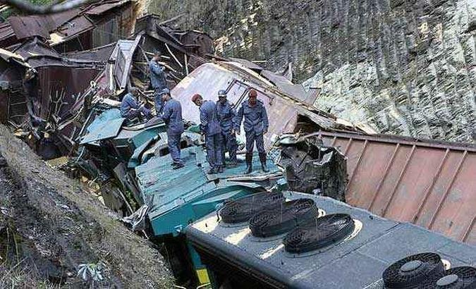 Bombeiros tiveram trabalho para resgatar as vítimas do acidente(foto: Maria Tereza Correia/EM/D.A.Press) Bombeiros tiveram trabalho para resgatar as vítimas do acidente(foto: Maria Tereza Correia/EM/D.A.Press)
