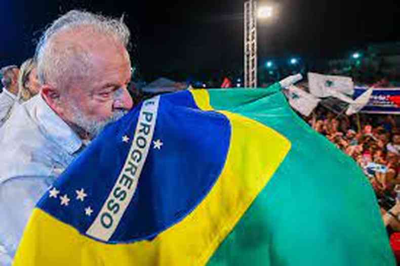 Lula beija bandeira do Brasil