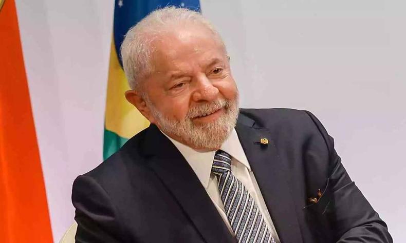 Lula sentado sorrindo